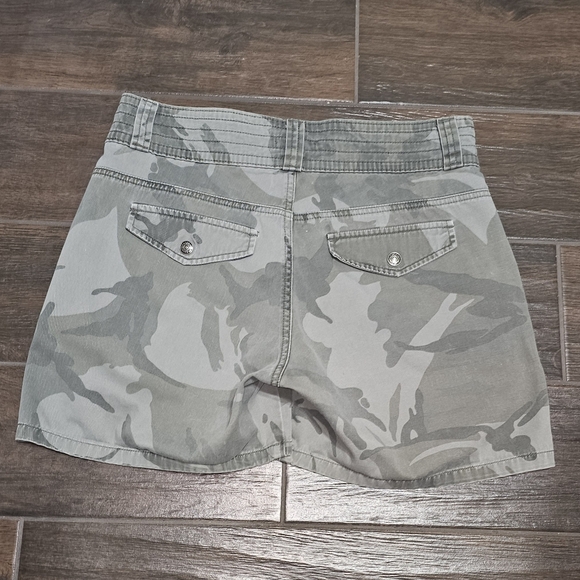 Lee's Women's 8M Lower on the Waist Camo Shorts - Picture 2 of 6